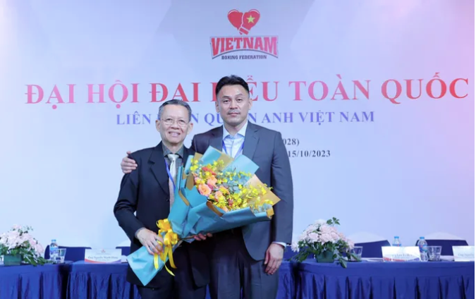 Ông Lưu Tú Bảo (phải) được bầu làm Chủ tịch Liên đoàn quyền Anh Việt Nam.
