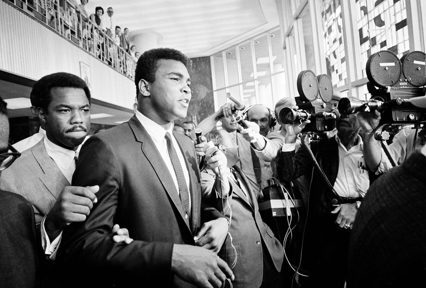 Muhammad Ali phát biểu trước báo chí về việc không nhập ngũ