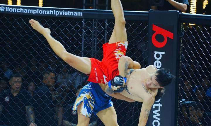 La Châu quật ngã Hà Thế Anh trước khi khóa cổ