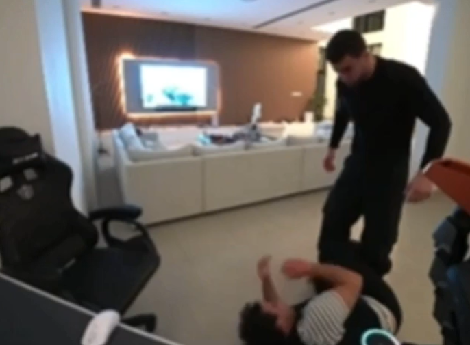 Phân tích chuyên sâu về hành vi bạo lực ngoài sàn đấu