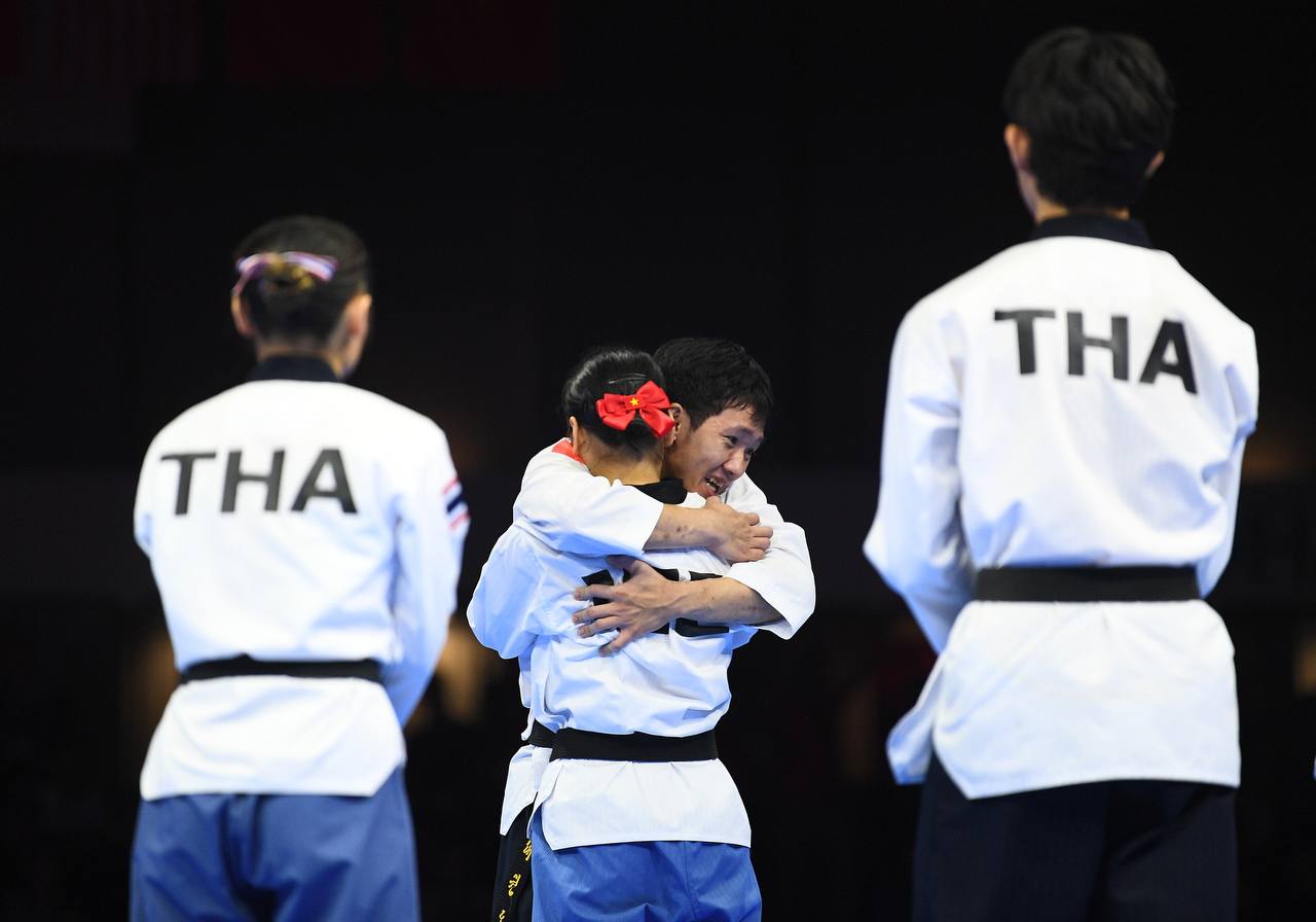 Trai tài gái giỏi Taekwondo Việt Nam ôm nhau bật khóc, vỡ oà cảm xúc khi thắng Thái Lan ở bán kết SEA Games 33- Ảnh 7. Niềm vui chiến thắng của vận động viên