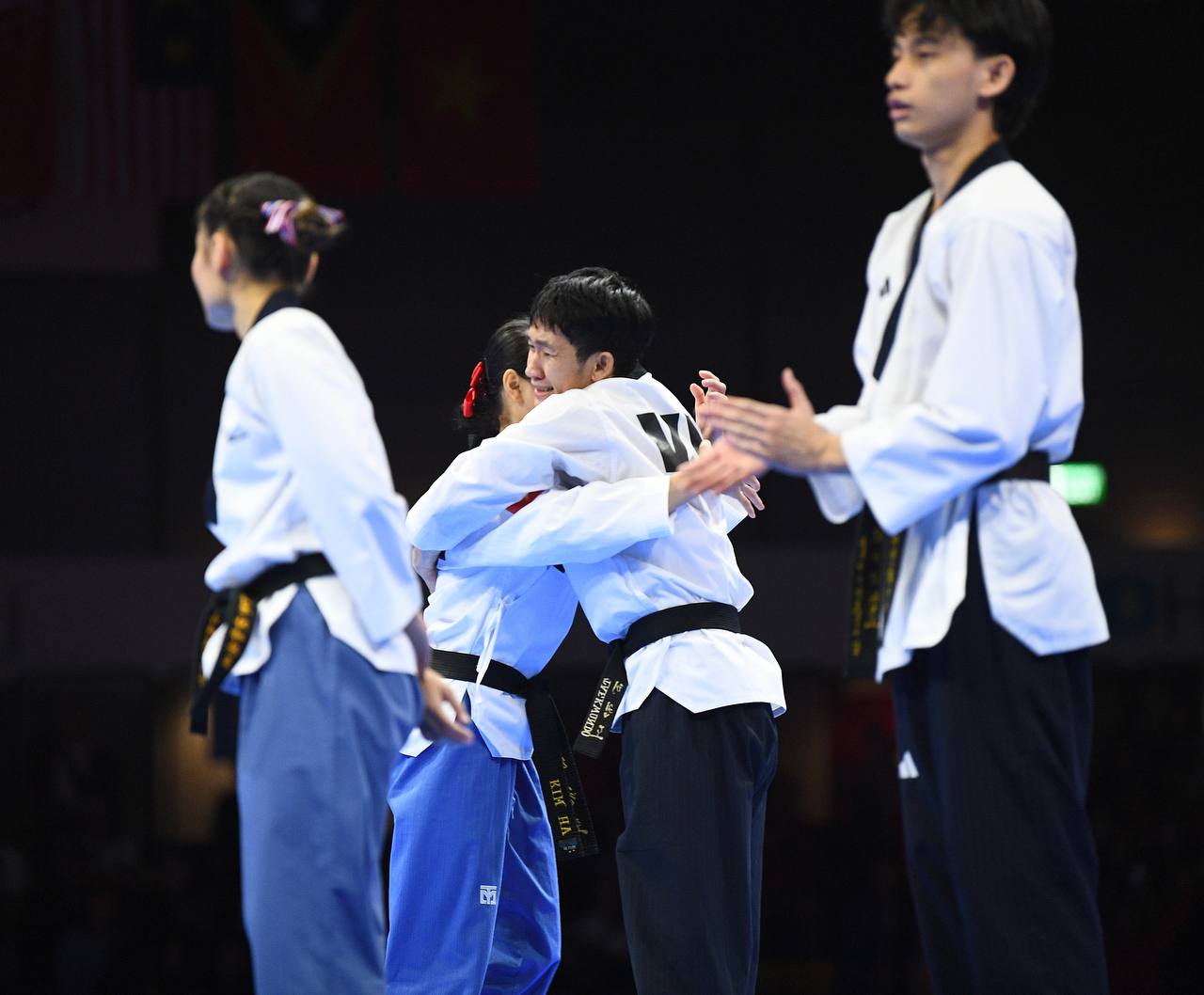 Trai tài gái giỏi Taekwondo Việt Nam ôm nhau bật khóc, vỡ oà cảm xúc khi thắng Thái Lan ở bán kết SEA Games 33- Ảnh 8. Các vận động viên chào hỏi đối thủ