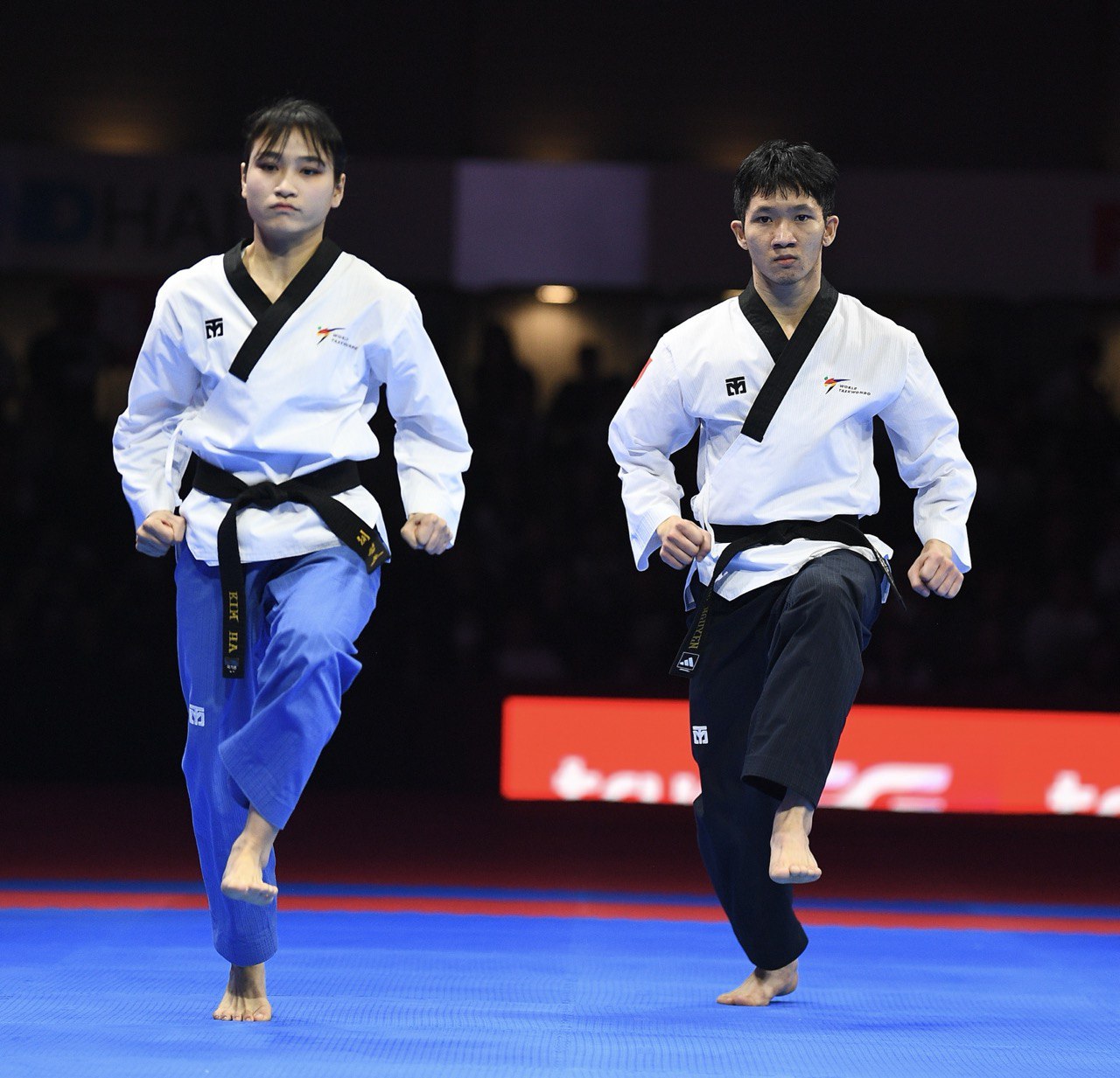 Trai tài gái giỏi Taekwondo Việt Nam ôm nhau bật khóc, vỡ oà cảm xúc khi thắng Thái Lan ở bán kết SEA Games 33- Ảnh 3. Các vận động viên biểu diễn trong trận bán kết